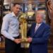 López Obrador se reúne con Juan Toscano, campeón de la NBA