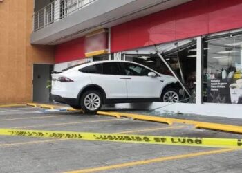 Camioneta Tesla se impacta contra Oxxo en Pachuca, Hidalgo