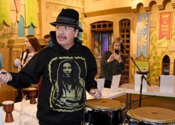 Carlos Santana se desmaya en pleno concierto en Michigan