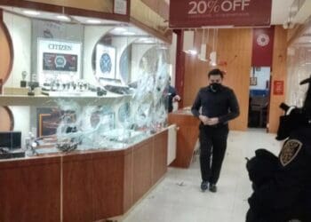 Asaltan joyería en Plaza Lindavista de CDMX, rompen cristales con mazos