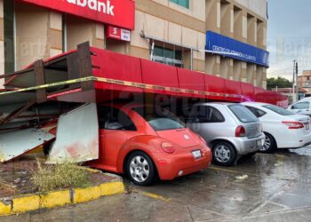 Espectacular de Scotiabank cae sobre autos en Querétaro