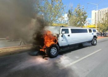 Limusina se incendia en Monterrey, la quinceañera iba dentro