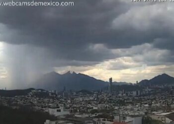 Al fin un respiro, llueve en zona metropolitana de Monterrey