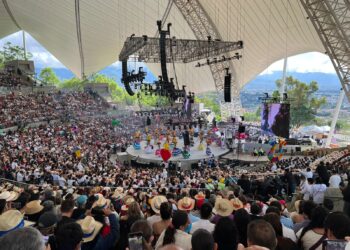 El Auditorio Guelaguetza luce repleto en Lunes del Cerro