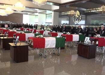 Rinden homenaje a marinos caídos en desplome de helicóptero en Sinaloa