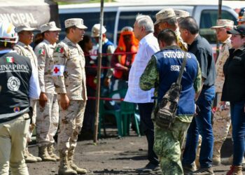 López Obrador pide hacer más esfuerzos para rescatar a mineros