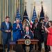 Biden firma proyecto de ley de clima, salud e impuestos