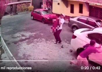 Niño corre en busca de un juguete y es atropellado (VIDEO)