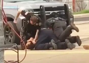 Graban golpiza de tres policías contra un hombre en Arkansas, EU (VIDEO)