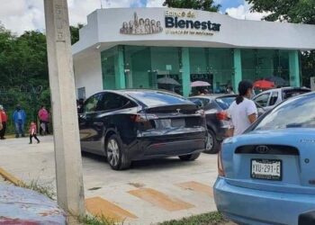 Abuelito va por su pensión Bienestar en un Tesla Model X
