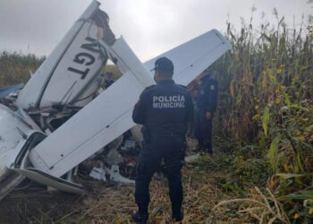 Gobierno federal abre investigación por desplome de avioneta en Edomex