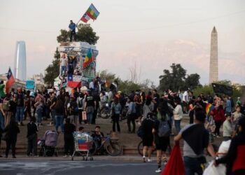 Chile rechazó este domingo por un aplastante 62.2 % la propuesta de nueva Constitución y decidió mantener el texto actual, heredado de la dictadura, según el 72.2 % de los votos escrutados.