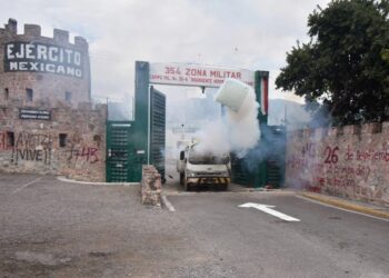 Normalistas de Ayotzinapa lanzan camión contra zona militar en Chilpancingo