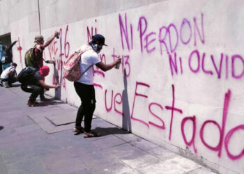 Familiares de los 43 normalistas exigen extradición de Tomás Zerón