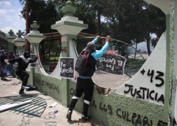 Protesta de normalistas en Campo Militar número 1 en CDMX deja 39 lesionados