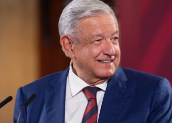 AMLO pide supervisar precio de canasta básica en WalMart, Chedraui y Soriana