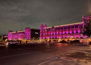 CDMX “pinta” de rosa edificios y monumentos por Día Mundial contra cáncer de mama