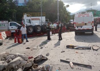 Tráiler se queda sin frenos en caseta La Venta-Acapulco; hay un muerto