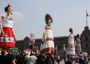 Catrinas gigantes adornan Ofrenda Monumental del Día de Muertos en Zócalo de la CDMX