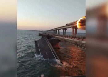 Explosión colapsa único puente que une a Crimea con Rusia