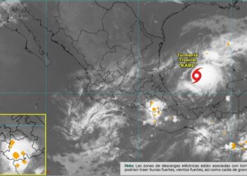 La tormenta tropical "Karl" se fortalece mientras avanza hacia Veracruz