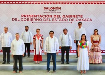 Próximo gobernador de Oaxaca presenta parte de su gabinete paritario
