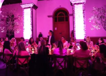 Claudia Sheinbaum se reúne con 100 mujeres mexicanas de éxito