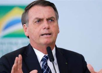 Bolsonaro pide a camioneros retirar los bloqueos en carreteras de Brasil