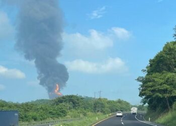 Durante la tarde este martes 29 de noviembre se registró una fuga de gas etano en un ducto de Pemex, la cual provocó una fuerte explosión en la localidad de Agua Dulce, Veracruz.