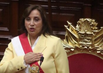 Dina Boluarte asume la presidencia de Perú tras destitución de Pedro Castillo