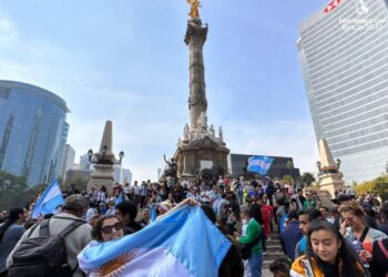 Fan celebran en Ángel de la Independencia triunfo de Argentina