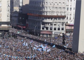 Para recibir a los campeones, Argentina decreta el martes como día festivo