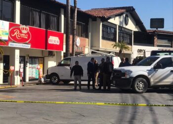 Fiscalía de Baja California investiga el hallazgo de seis cuerpos dentro de una camioneta