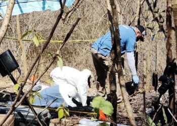 En Colima hallan fosas clandestinas, exhuman 22 cuerpos