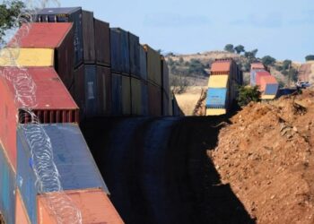 Arizona retirará muro de contenedores en la frontera con México