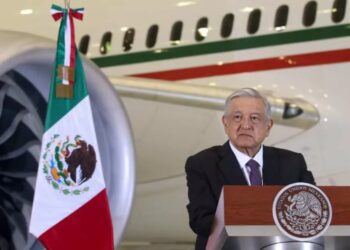 López Obrador alista decreto para prohibir vuelos de carga en AICM