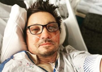Jeremy Renner, actor de Marvel, publica foto desde el hospital
