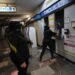 Mujeres encapuchadas vandalizan estación Bellas Artes del Metro de CDMX