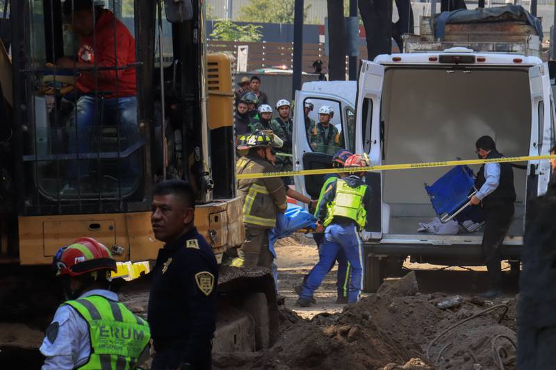 Un trabajador muerto y otro lesionado tras derrumbe de obra en CDMX