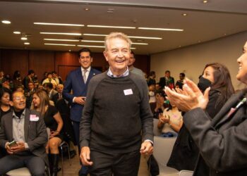 Senador Israel Zamora reconoce la labor de Manolo Díaz en la industria musical