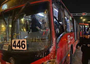 Dos unidades del Metrobús chocan en Reforma e Hidalgo de Ciudad de México