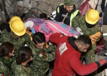 Equipo mexicano en Turquía recupera 3 cuerpos y a una mujer con vida