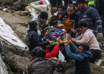Reportan más cuatro mil muertos tras terremoto en Turquía