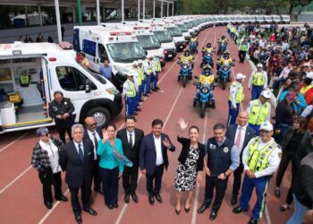 Sheinbaum entrega a Escuadrón de Rescate 25 nuevas ambulancias