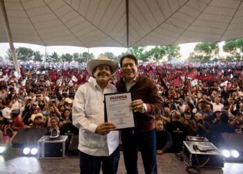 Armando Guadiana se registra como gobernador de Morena en Coahuila