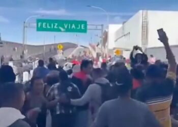 Migrantes intentan ingresar a la fuerza a Estados Unidos