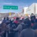 Migrantes intentan ingresar a la fuerza a Estados Unidos