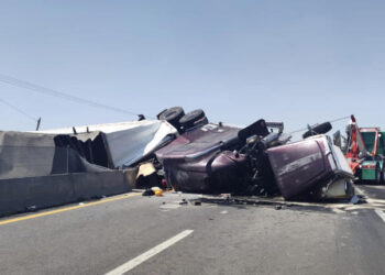Tráiler choca y vuelca en el Circuito Exterior Mexiquense