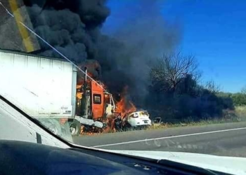 Tras choque se calcinan cuatro integrantes de una familia en carretera de Sonora