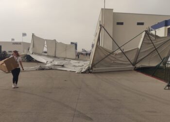 Colapsa estructura metálica sobre personas en Feria Aeroespacial en Santa Lucía